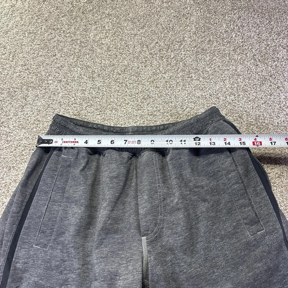 Lululemon Shorts Mens Large Gray Lined‎ Running Training Athletic Gym 9 Inseam